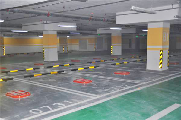 樂購地下停車場